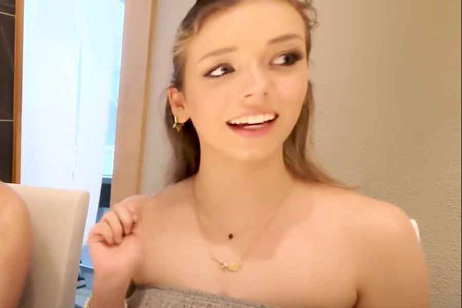 日本の海鮮に感激するテイラーさん（スクリーンショット）