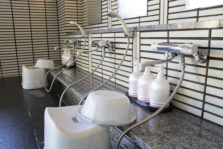 温浴施設では、お互いに気持ち良く過ごせるように配慮が必要（写真はイメージ）【写真：写真AC】