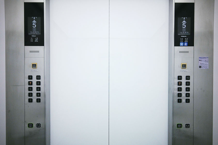 エレベーターには、注意を促す工夫が施されていることも（写真はイメージ）【写真：写真AC】