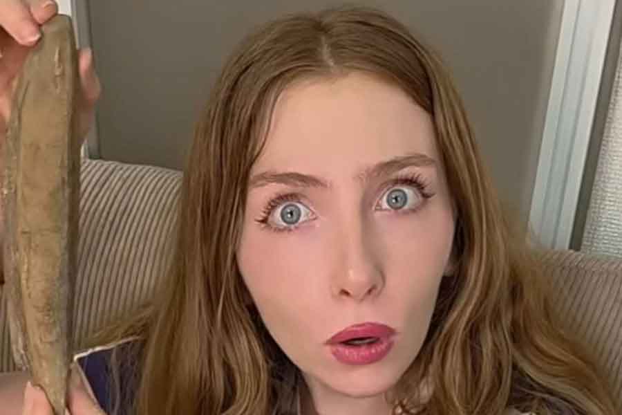 削る前のカツオ節を見て衝撃を受けるエヴァさん（スクリーンショット）