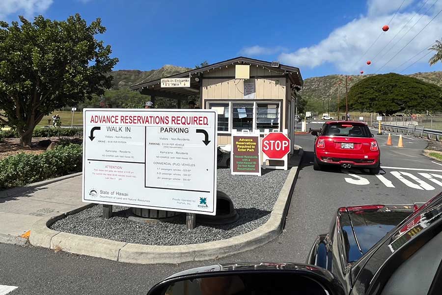 ダイヤモンド・ヘッド駐車場入口に「ハワイの地元民は駐車無料。それ以外は10ドル」と書かれている【写真：i-know】