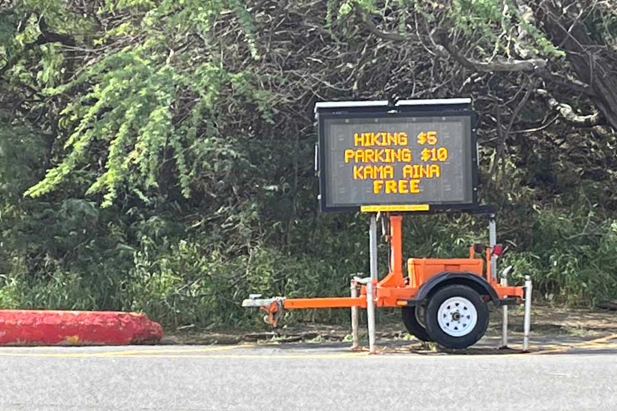 ダイヤモンド・ヘッドに設置された電光掲示板で「登山料5ドル・駐車料金10ドル。地元民は無料」とアナウンスが【写真：i-know】