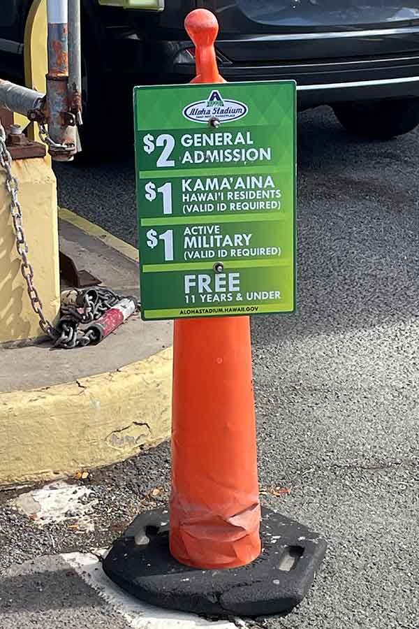 観光客に人気のフリーマーケットの駐車場入り口に置かれた看板。地元民と現役軍人に割引料金が設けられている【写真：i-know】