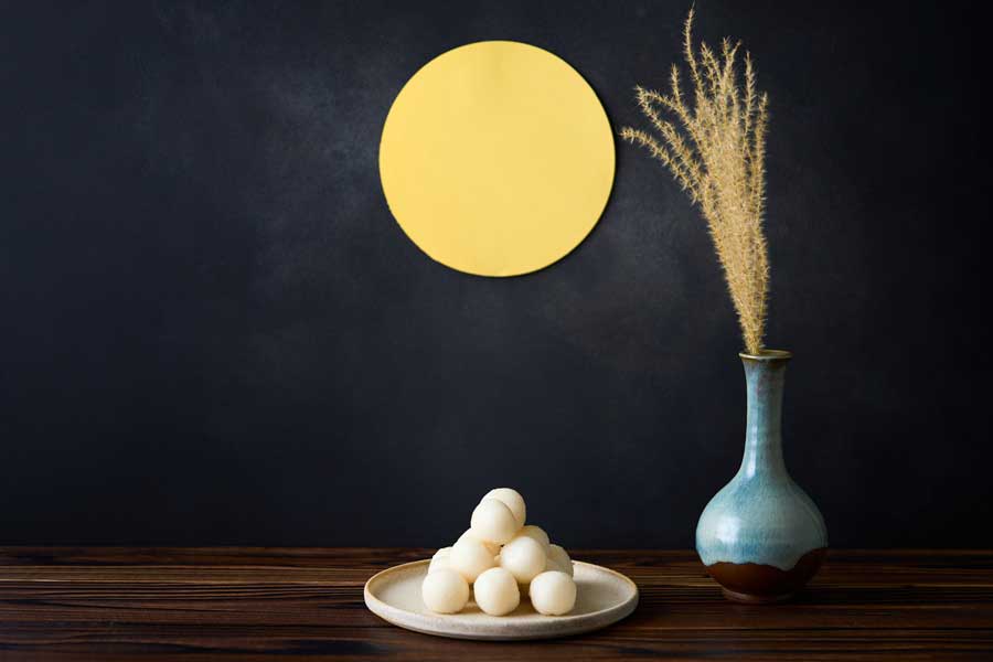 秋のお月見（写真はイメージ）【写真：PIXTA】