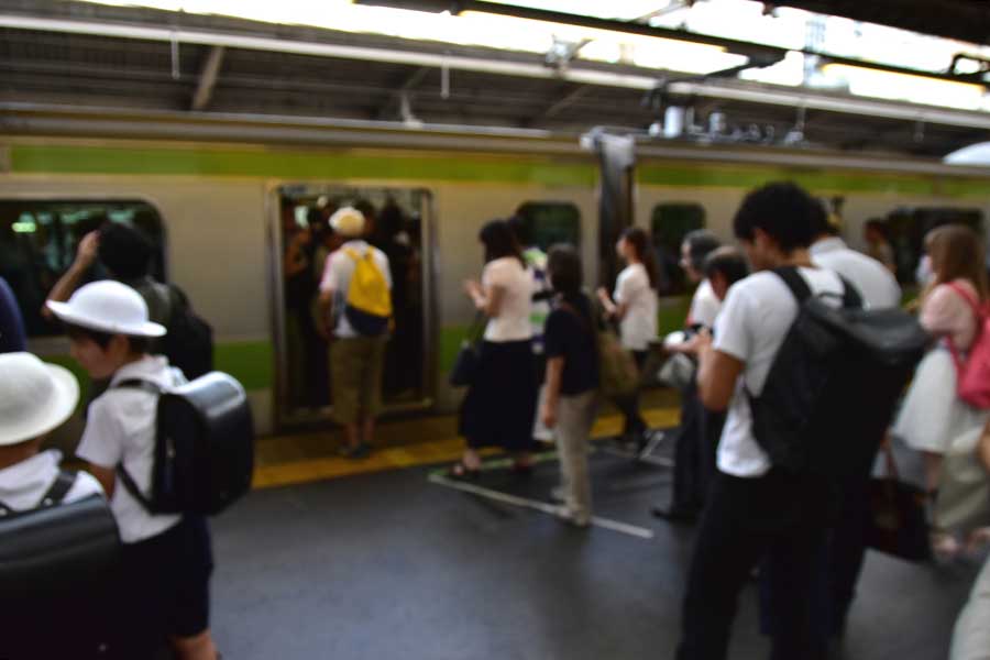 乗車するために整列して待機（写真はイメージ）【写真：PIXTA】