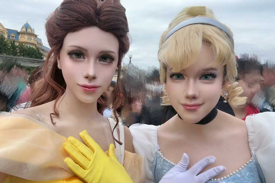 ウィッグ、ドレス、メイクも完璧な(左から)リエルさんとほっぷさん【写真提供:笑美麗壱リエル(@licha_cos)さん】