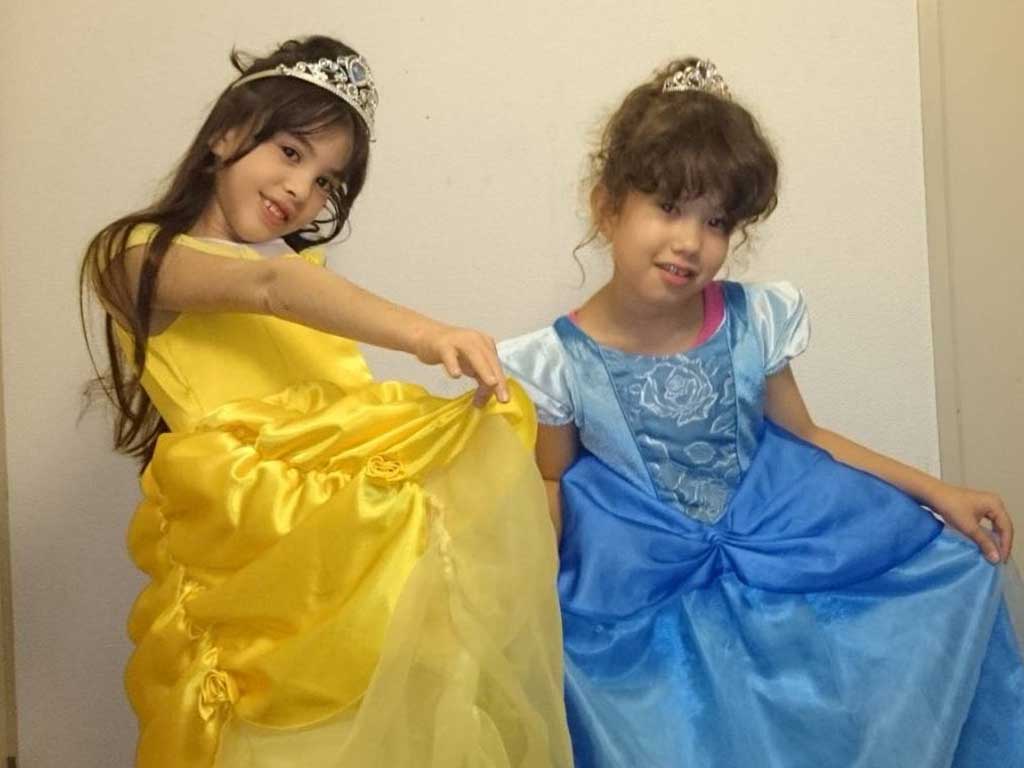 10年前、7歳の頃にプリンセスドレスを着て遊んでいたふたり【写真提供：笑美麗壱リエル（@licha_cos）さん】