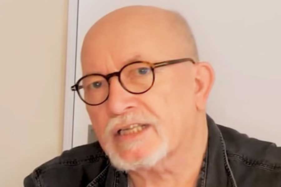 ミスタードーナツの味を食べ比べたオレリアンさんのお父さん(スクリーンショット)