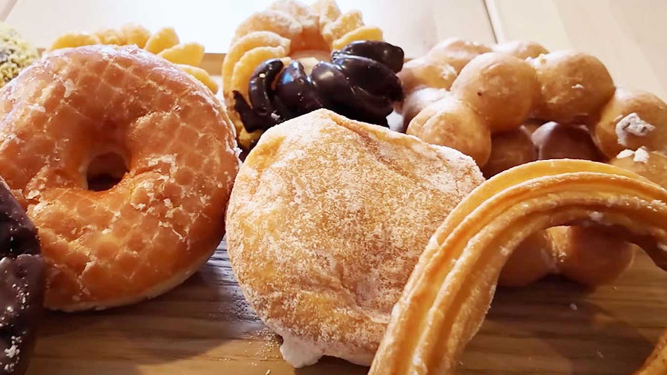 お父さんはハニーディップ（左）、お母さんはポン・デ・リング（右奥）がお気に入りに（スクリーンショット）