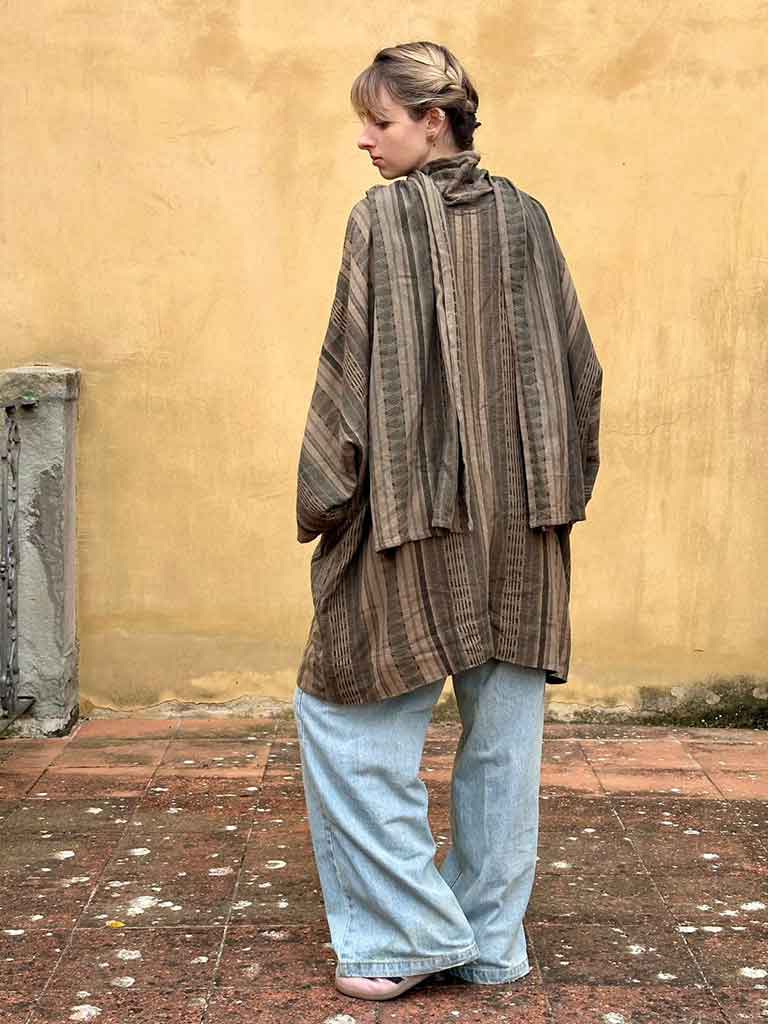 娘のカルメンさんが着用。共布のマフラーや、直線的な布の使い方に着物のエッセンスを感じると大絶賛【写真提供：スザンヌ・プレパラータ】