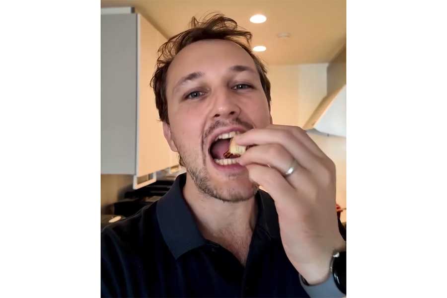 おつまみの定番について、日仏の違いを紹介したオレリアンさん(スクリーンショット)