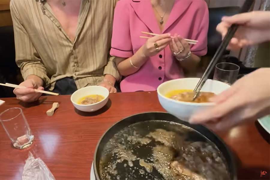 生卵をつけて食べる、日本のすき焼きに感動（スクリーンショット）