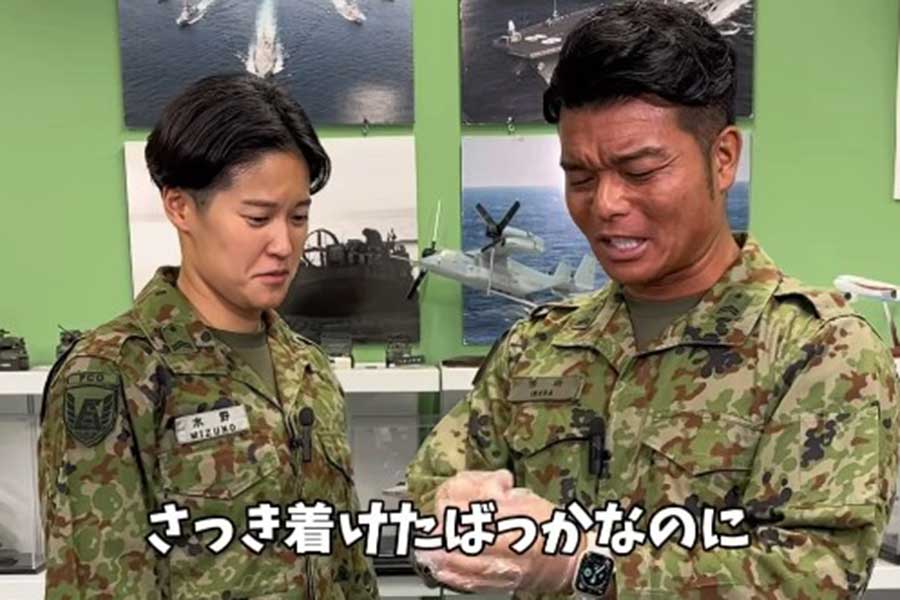 ビニール手袋をはずすのに手こずる自衛隊員（スクリーンショット）