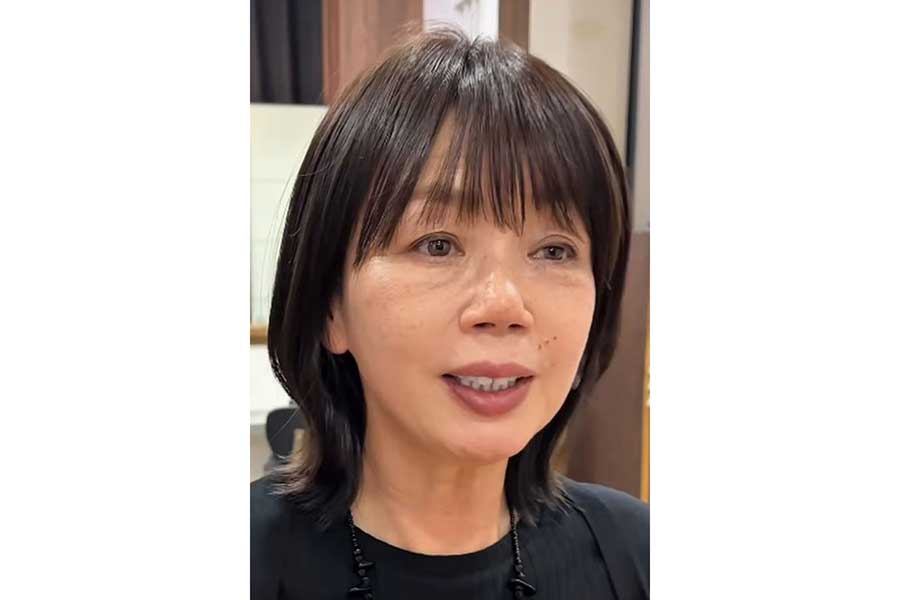 仕上がりに大満足な様子の女性(スクリーンショット)