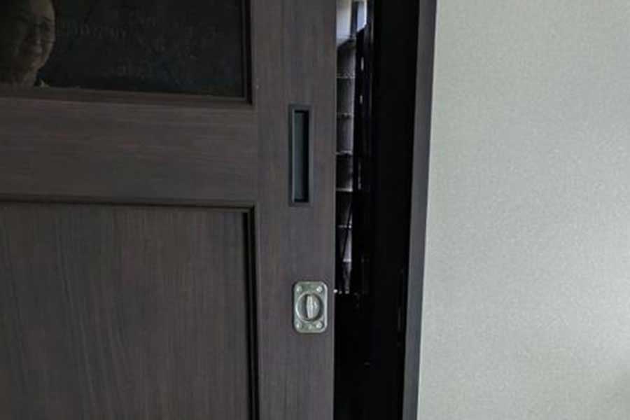 少しだけ開いていた扉。飼い主さんの様子が気になったいぬたちが、まさかの行動に【写真提供:複雑奇怪な浪速っ子(@yoshimitropp)さん】