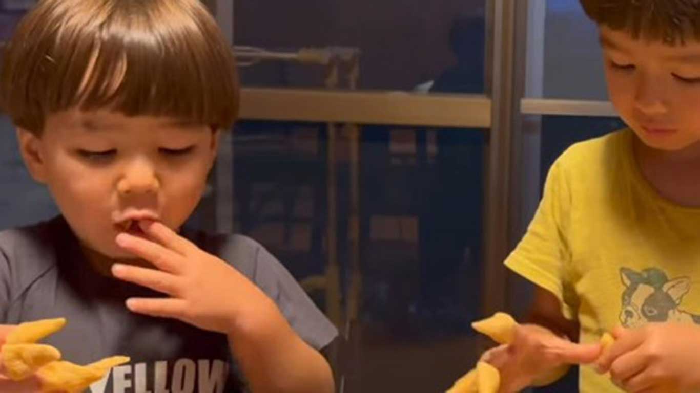 とんがりコーンに夢中になる（左から）リノくんとミオくん（スクリーンショット）