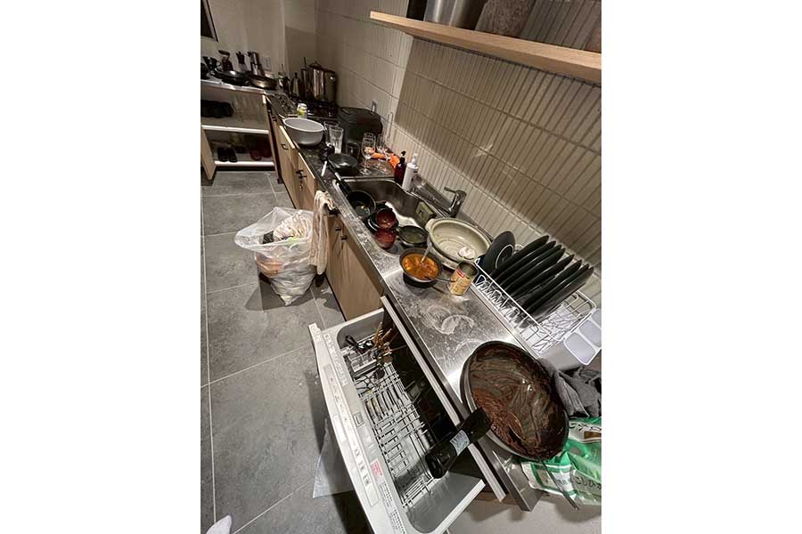 キッチンには、使いっぱなしの食器やフライパンが【写真提供：鈴木健太｜民泊×伊豆｜エアビーサポーター（@kenken021503）さん】