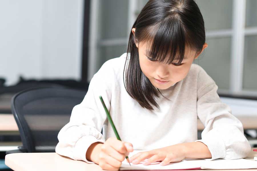 試験を受ける子ども。会場には泣き声が…(写真はイメージ)【写真:写真AC】