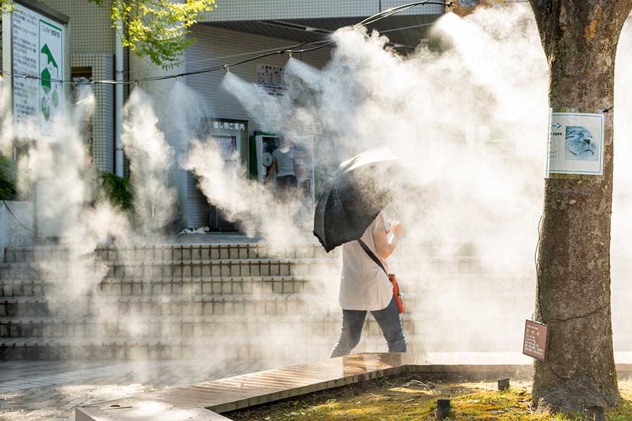 ミストなどを使って暑さを和らげる、日本の暑熱対策（写真はイメージ）【写真：写真AC】