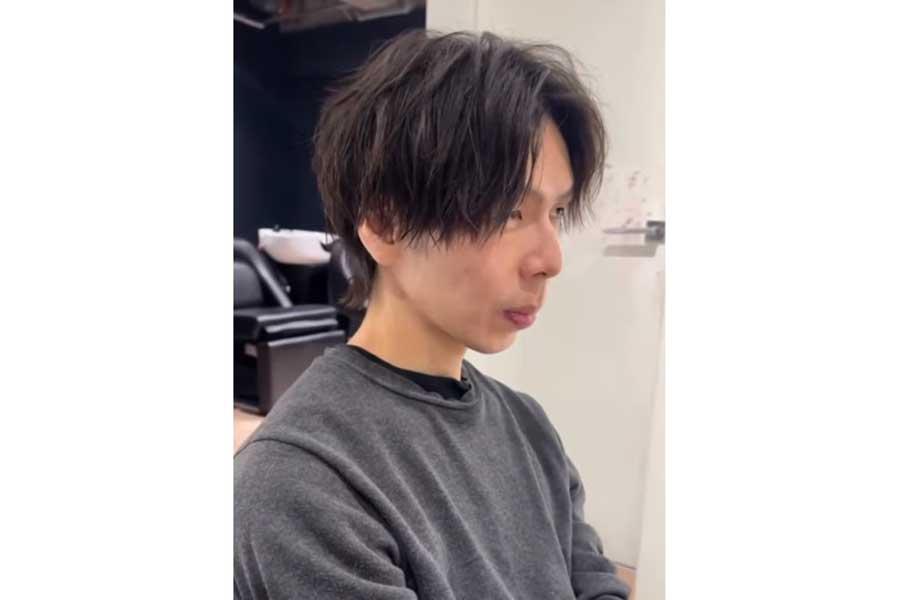 清潔感あるセンターパートで明るい印象に（スクリーンショット）