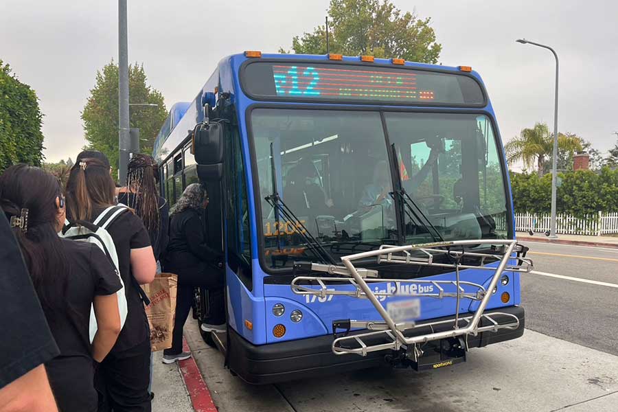 ラッシュ時に乗客が一斉に乗り込むアメリカのバス【写真：Yo】