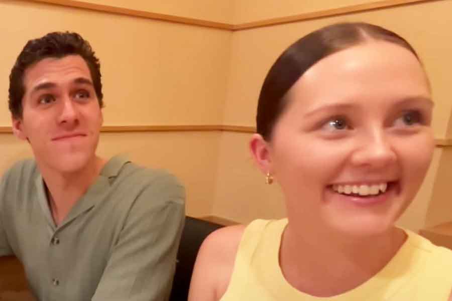 日本で寿司を堪能した、(左から)ジョージさんとクロエさん(スクリーンショット)