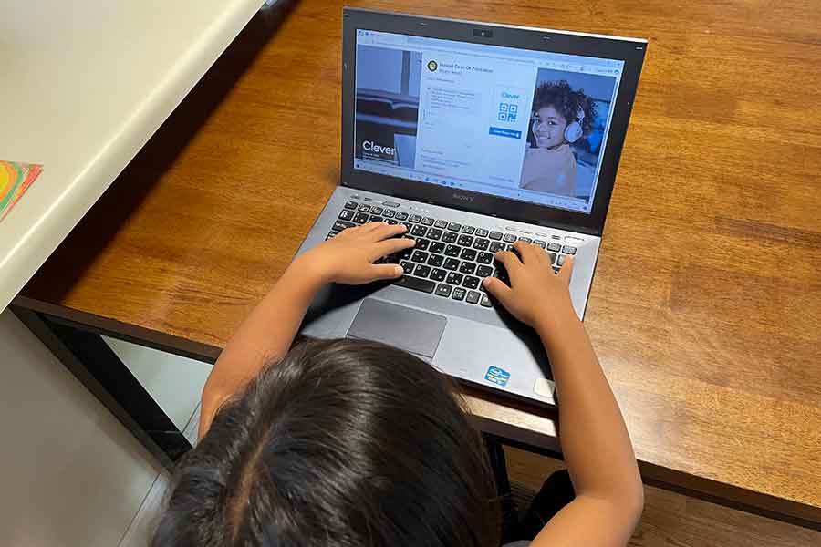 学校と共有利用している学習アプリで、文章読解の宿題が出ることも【写真：i-know】