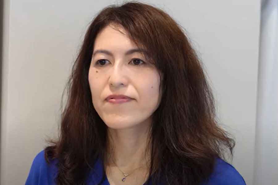 パサついて広がってしまう髪に悩む女性（スクリーンショット）