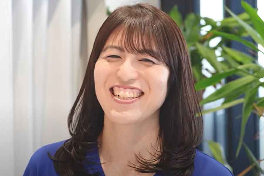 施術に大満足の女性（スクリーンショット）