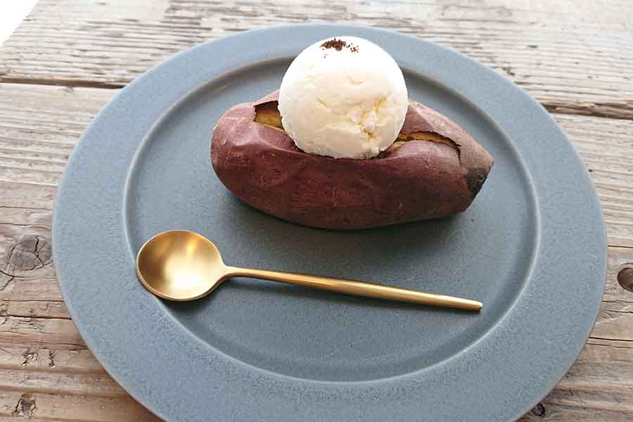 さつまいもの上に冷たいアイスクリームがのったデザートがお気に入りに（写真はイメージ）【写真：写真AC】