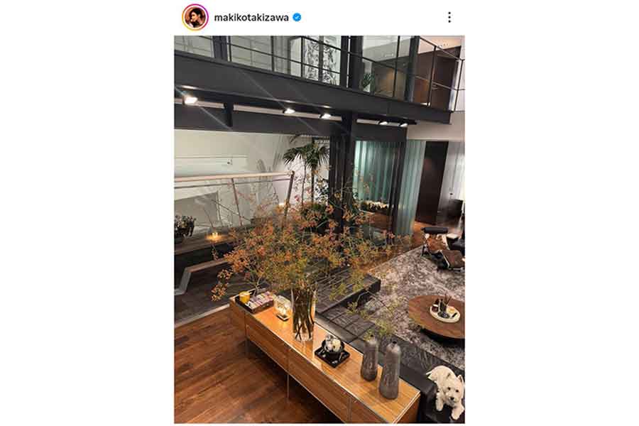 秋の訪れを感じさせる滝沢眞規子さんの自宅リビング(スクリーンショット)