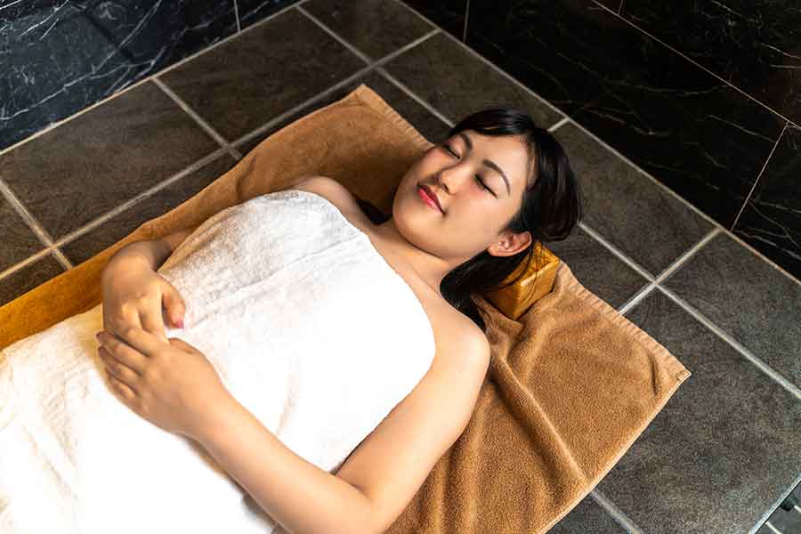 岩盤浴では、健康と安全を第一に考えた利用が大切(写真はイメージ)【写真:PIXTA】