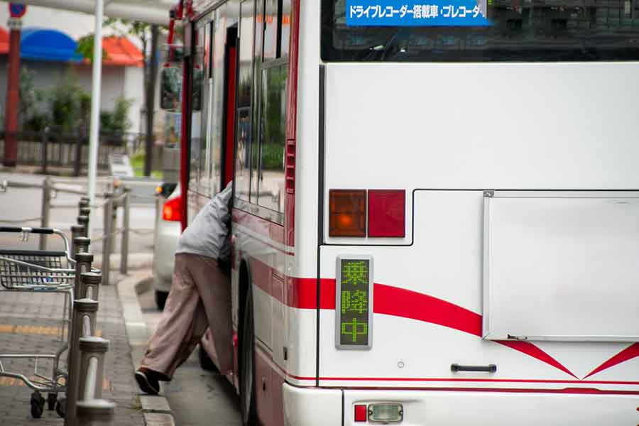 バズに乗る際、乗車口が前かうしろかで戸惑うことも（写真はイメージ）【写真：写真AC】