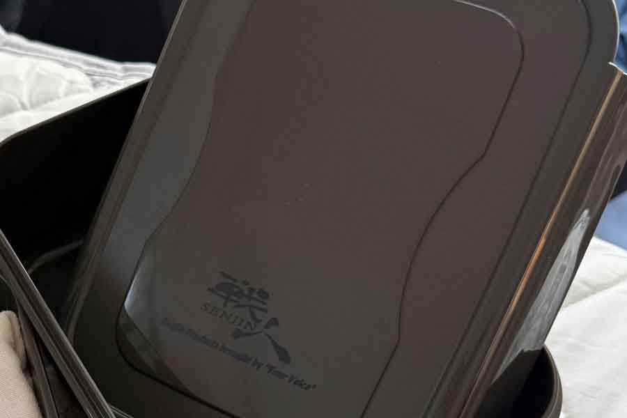 自衛隊オタクの友人がくれたプレゼント。一見お弁当箱のようだけれど…【写真提供：こち（@cochi_wan）さん】