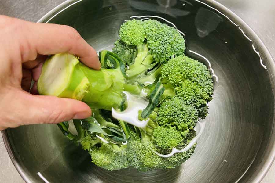 水をはったボウルに蕾側を下にして入れる（写真はイメージ）【写真：写真AC】