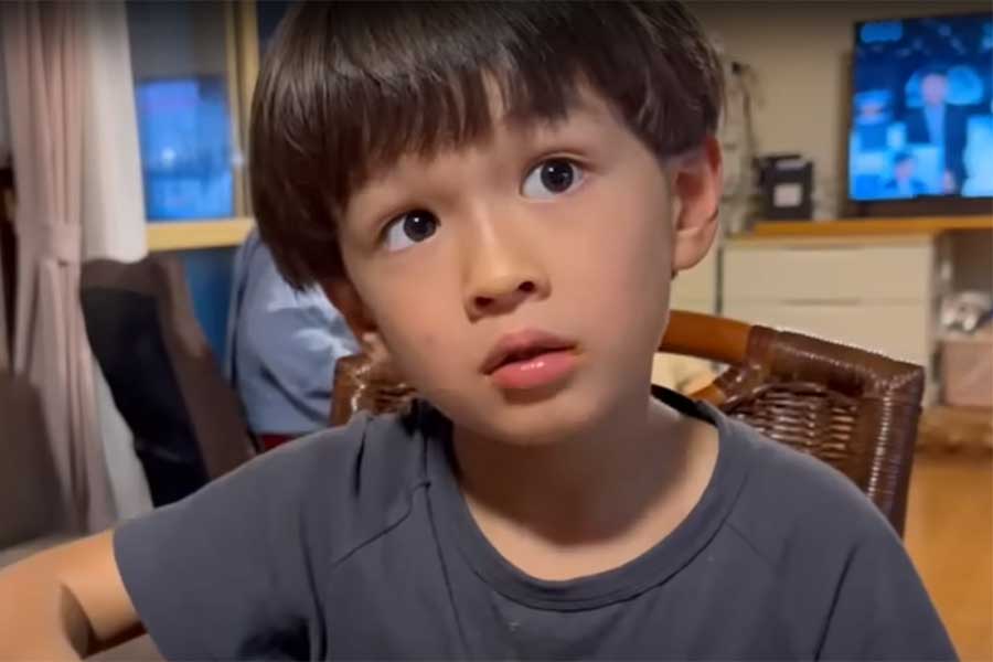 日本の食べ物を満喫するミオくん（スクリーンショット）