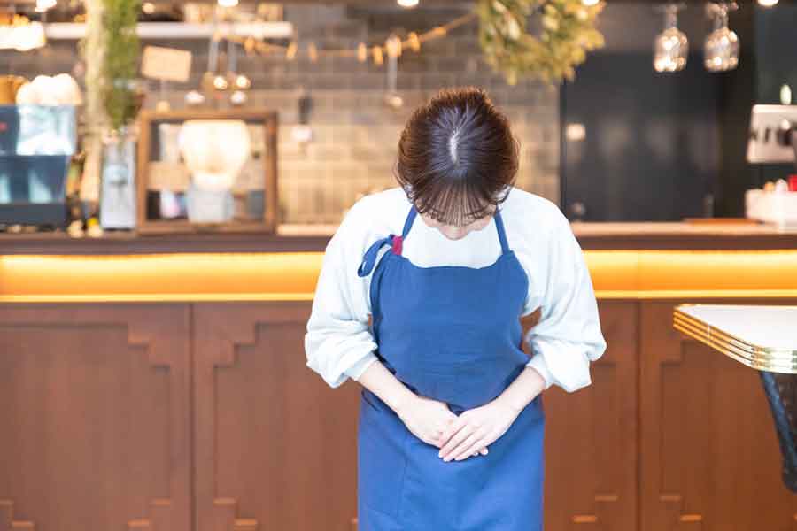 「いらっしゃいませ」などのあいさつを欠かさない日本の接客に驚き（写真はイメージ）【写真：PIXTA】