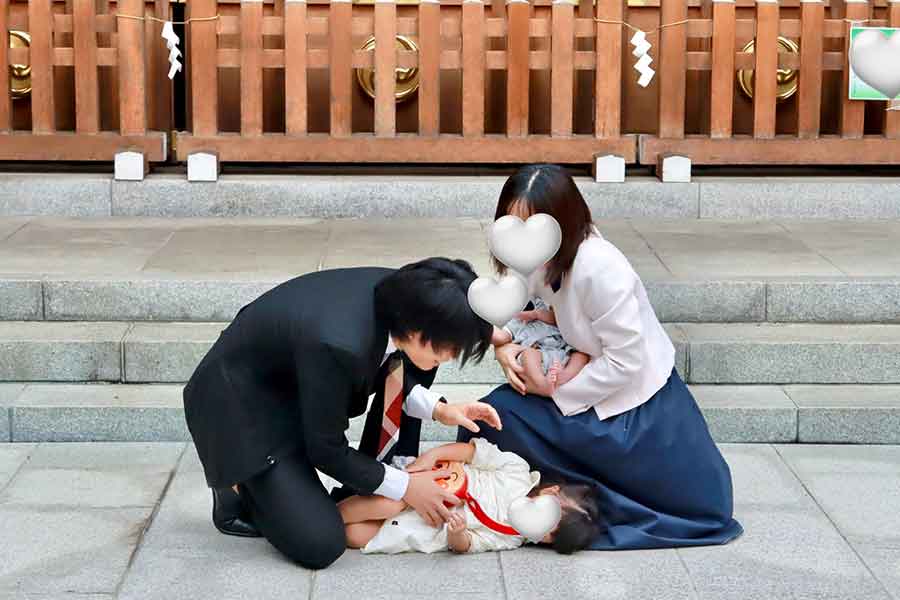 完全に寝転がってしまった2歳の娘さんを見守る両親【写真提供：Mirai2y1m（@104chan104）さん】