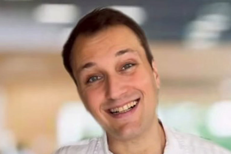 「日本に染まる」前のオレリアンさん（スクリーンショット）