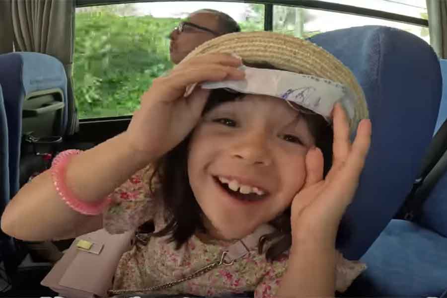 沖縄旅行を楽しむマカロンちゃん（スクリーンショット）