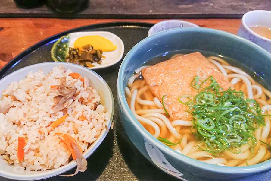 うどんとかやくご飯の定食（写真はイメージ）【写真：写真AC】