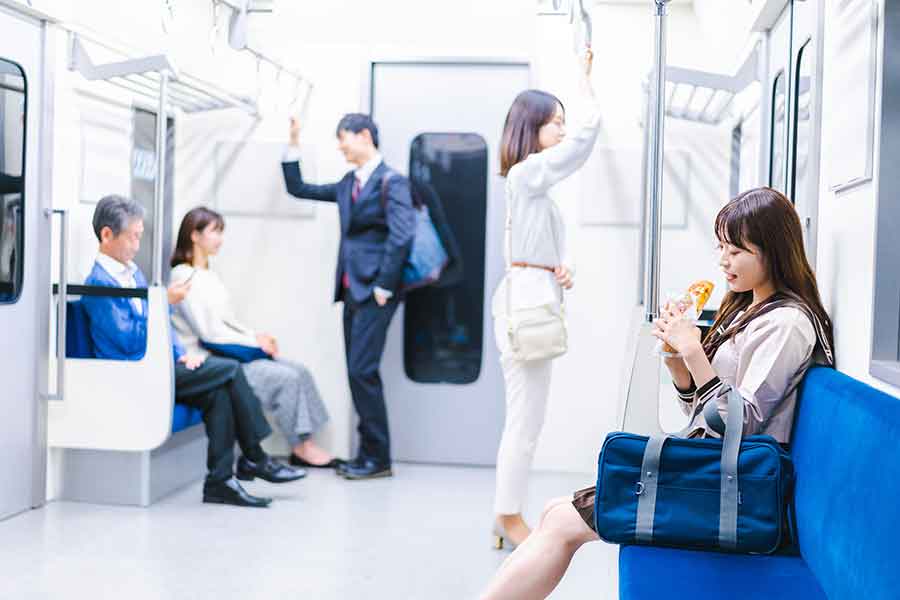 電車内で飲食している人がほとんどいないことにびっくり（写真はイメージ）
