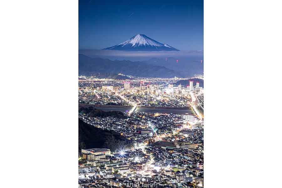 息をのむような絶景の富士山と街並みのコントラスト【写真提供：スカーレット@Photo（@Photo_Scarlet）さん】