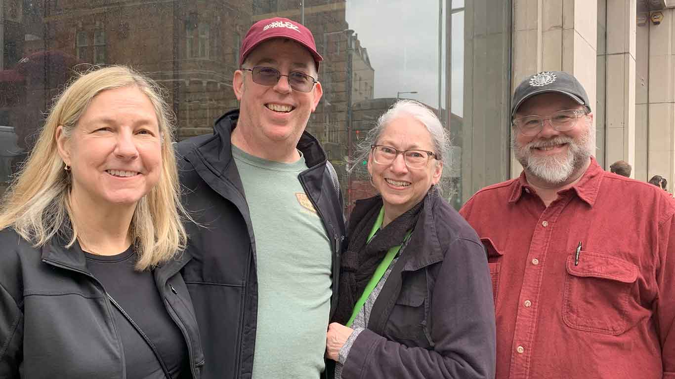 アメリカからロンドンまで駆けつけた（左から）アンジェラさん、エリックさん、ジャネットさん、ジョンさん【写真：Hint-Pot編集部】