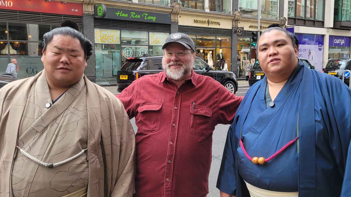 大栄翔関と御嶽海関に囲まれたジョンさん【写真提供：アンジェラ】