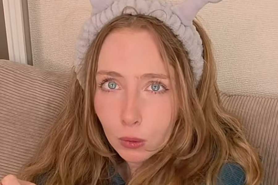 初めて見る食材に困惑する、フランス人のエヴァさん（スクリーンショット）