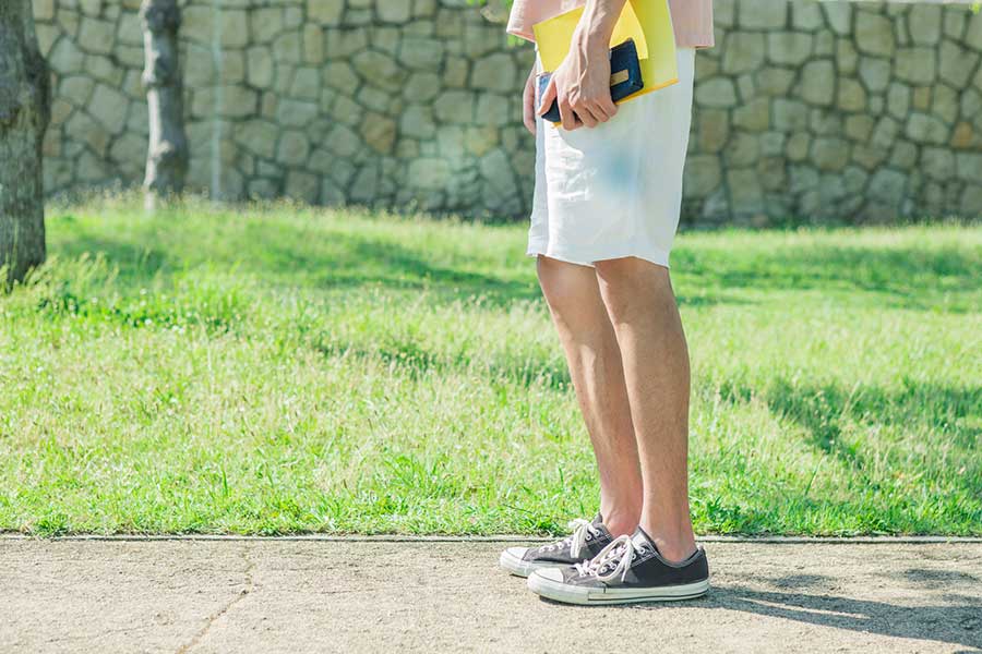 暑いときは、少しでも涼しい格好をしたいもの（写真はイメージ）【写真：PIXTA】