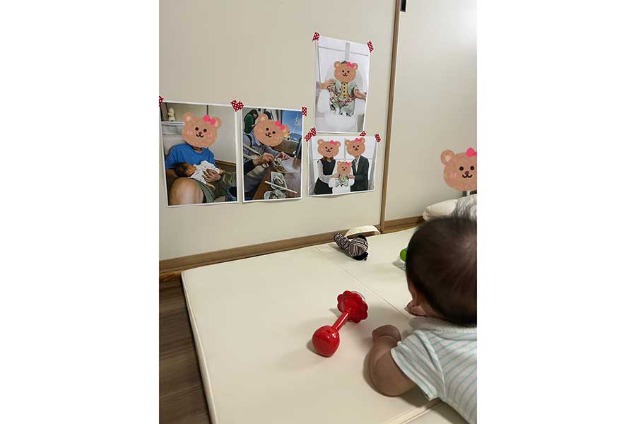壁に貼られた写真をじっと見つめる息子さん【写真提供：ももちゃん（@12h_26m）さん】