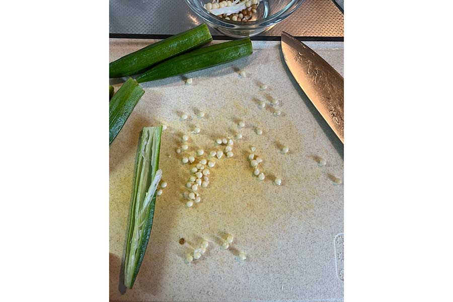 懸命にオクラの種を取り除いたnacoさん。まな板に散らばる種に苦労の跡が【写真提供:naco(@naco_memo75)さん】