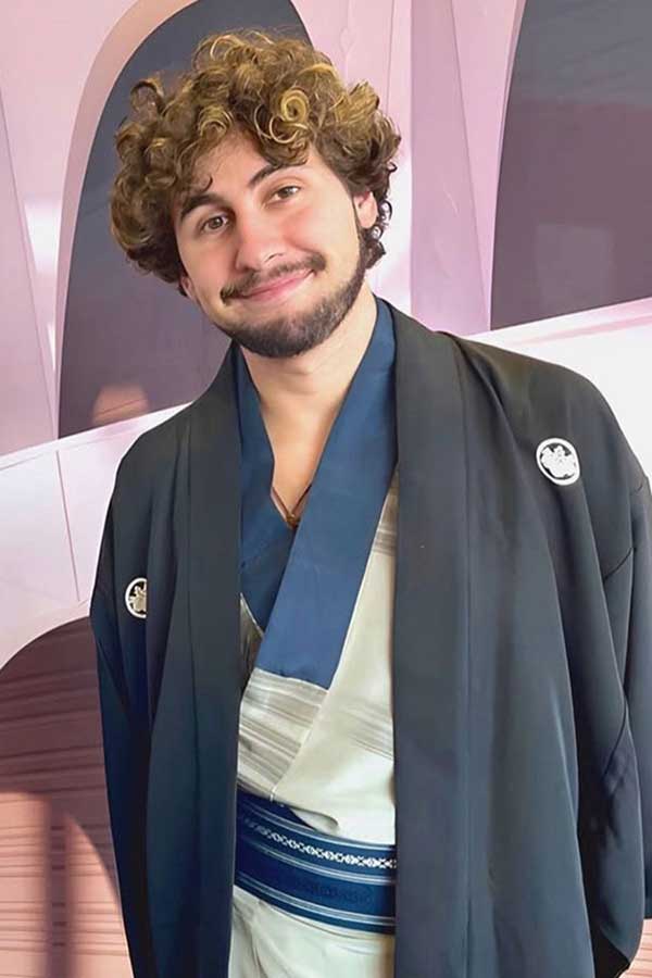 原宿で買った着物を着るエマヌエルさん【写真提供：エマヌエル・ルベッリーニ】